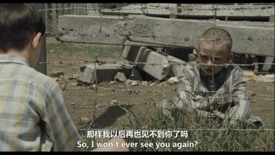 穿条纹睡衣的男孩