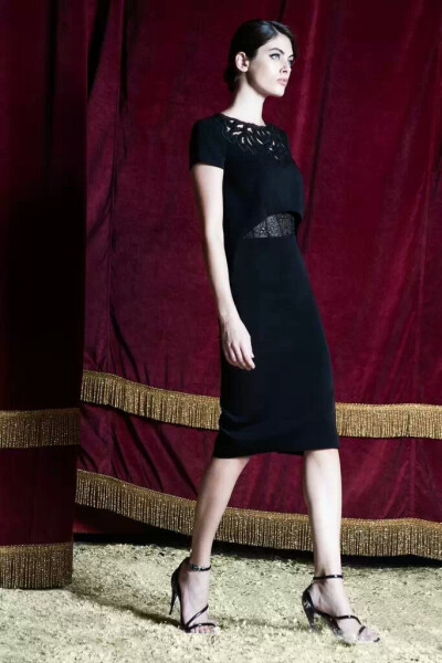 Zuhair Murad 2015早秋系列时尚LookBook 奢华礼服的开山鼻祖Zuhair Murad一直给我们典雅，奢华的巴洛克风格，阿拉伯的血统造就了其风格。而此季依然典雅，用刺绣和折叠融合礼服为我们展现最纯的现代套装，在色调选择…