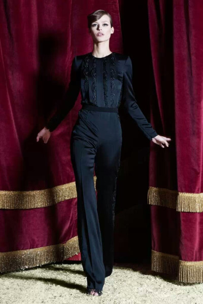 Zuhair Murad 2015早秋系列时尚LookBook 奢华礼服的开山鼻祖Zuhair Murad一直给我们典雅，奢华的巴洛克风格，阿拉伯的血统造就了其风格。而此季依然典雅，用刺绣和折叠融合礼服为我们展现最纯的现代套装，在色调选择…