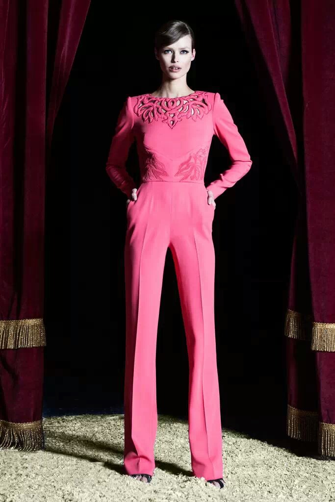 Zuhair Murad 2015早秋系列时尚LookBook 奢华礼服的开山鼻祖Zuhair Murad一直给我们典雅，奢华的巴洛克风格，阿拉伯的血统造就了其风格。而此季依然典雅，用刺绣和折叠融合礼服为我们展现最纯的现代套装，在色调选择搭配方面无论是经典黑色，还是艳丽的粉色，绿色，蓝色，或是多色拼合都尽显华丽味道，精致剪裁设计线条显优美，和设计师的功力令人称赞～