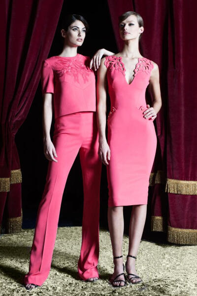 Zuhair Murad 2015早秋系列时尚LookBook 奢华礼服的开山鼻祖Zuhair Murad一直给我们典雅，奢华的巴洛克风格，阿拉伯的血统造就了其风格。而此季依然典雅，用刺绣和折叠融合礼服为我们展现最纯的现代套装，在色调选择…