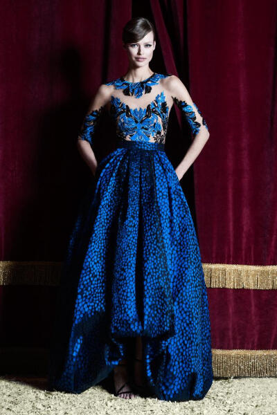 Zuhair Murad 2015早秋系列时尚LookBook 奢华礼服的开山鼻祖Zuhair Murad一直给我们典雅，奢华的巴洛克风格，阿拉伯的血统造就了其风格。而此季依然典雅，用刺绣和折叠融合礼服为我们展现最纯的现代套装，在色调选择…