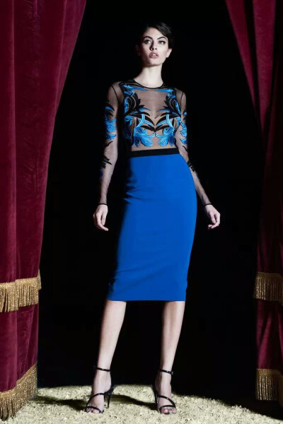 Zuhair Murad 2015早秋系列时尚LookBook 奢华礼服的开山鼻祖Zuhair Murad一直给我们典雅，奢华的巴洛克风格，阿拉伯的血统造就了其风格。而此季依然典雅，用刺绣和折叠融合礼服为我们展现最纯的现代套装，在色调选择…