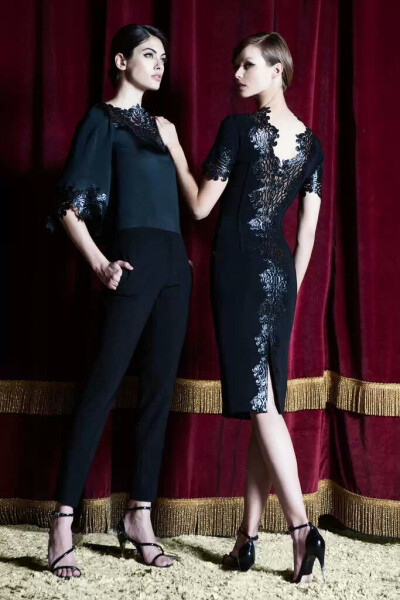 Zuhair Murad 2015早秋系列时尚LookBook 奢华礼服的开山鼻祖Zuhair Murad一直给我们典雅，奢华的巴洛克风格，阿拉伯的血统造就了其风格。而此季依然典雅，用刺绣和折叠融合礼服为我们展现最纯的现代套装，在色调选择…