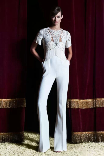 Zuhair Murad 2015早秋系列时尚LookBook 奢华礼服的开山鼻祖Zuhair Murad一直给我们典雅，奢华的巴洛克风格，阿拉伯的血统造就了其风格。而此季依然典雅，用刺绣和折叠融合礼服为我们展现最纯的现代套装，在色调选择…