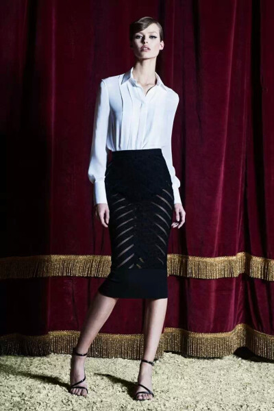 Zuhair Murad 2015早秋系列时尚LookBook 奢华礼服的开山鼻祖Zuhair Murad一直给我们典雅，奢华的巴洛克风格，阿拉伯的血统造就了其风格。而此季依然典雅，用刺绣和折叠融合礼服为我们展现最纯的现代套装，在色调选择…