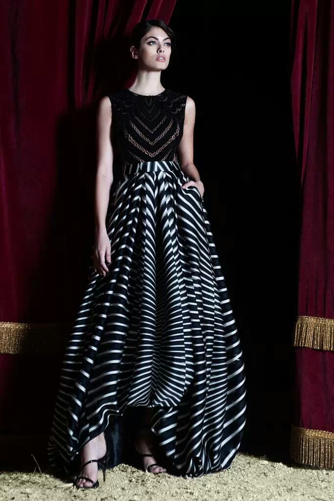 Zuhair Murad 2015早秋系列时尚LookBook 奢华礼服的开山鼻祖Zuhair Murad一直给我们典雅，奢华的巴洛克风格，阿拉伯的血统造就了其风格。而此季依然典雅，用刺绣和折叠融合礼服为我们展现最纯的现代套装，在色调选择搭配方面无论是经典黑色，还是艳丽的粉色，绿色，蓝色，或是多色拼合都尽显华丽味道，精致剪裁设计线条显优美，和设计师的功力令人称赞～