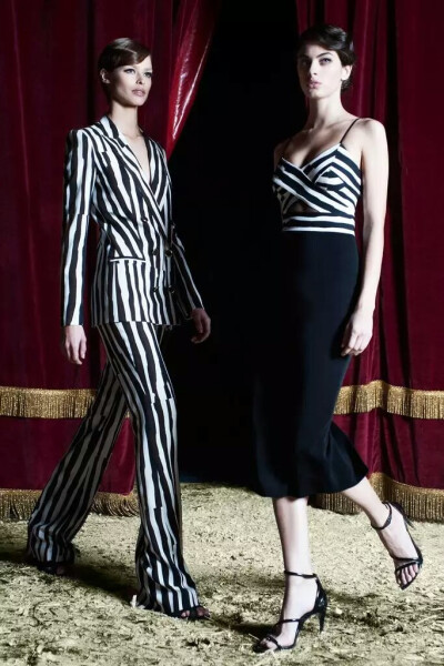 Zuhair Murad 2015早秋系列时尚LookBook 奢华礼服的开山鼻祖Zuhair Murad一直给我们典雅，奢华的巴洛克风格，阿拉伯的血统造就了其风格。而此季依然典雅，用刺绣和折叠融合礼服为我们展现最纯的现代套装，在色调选择…