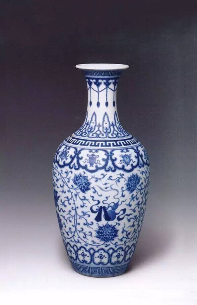 清雍正 青花缠枝莲八宝纹瓶（北京故宫博物院藏）