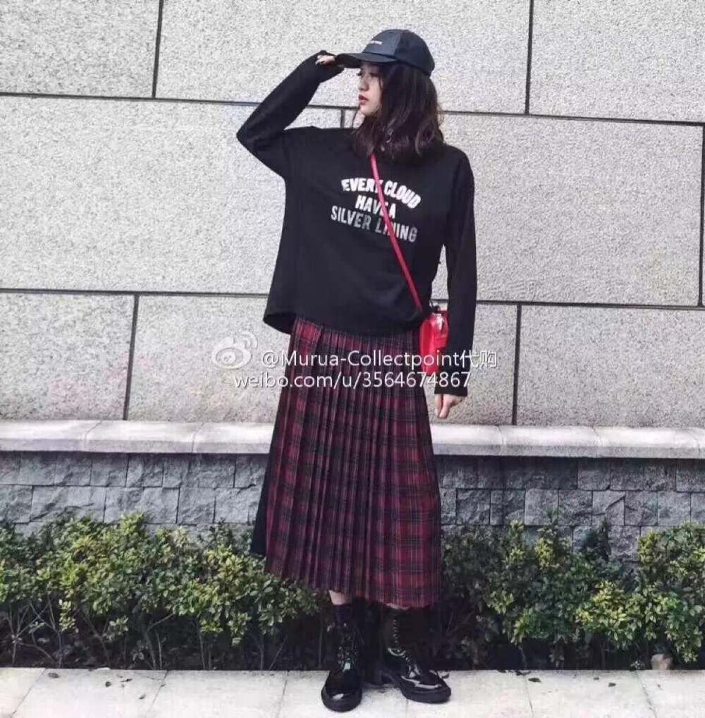 【Moussy】黑色卫衣+红格子百褶裙##+黑色马丁靴+红色小包