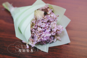 如果这个世界真的有拇指姑娘的话，我想把这束mini花束送给她。

迷你花束更加方便携带，小小的一束不占地方却很耀眼。