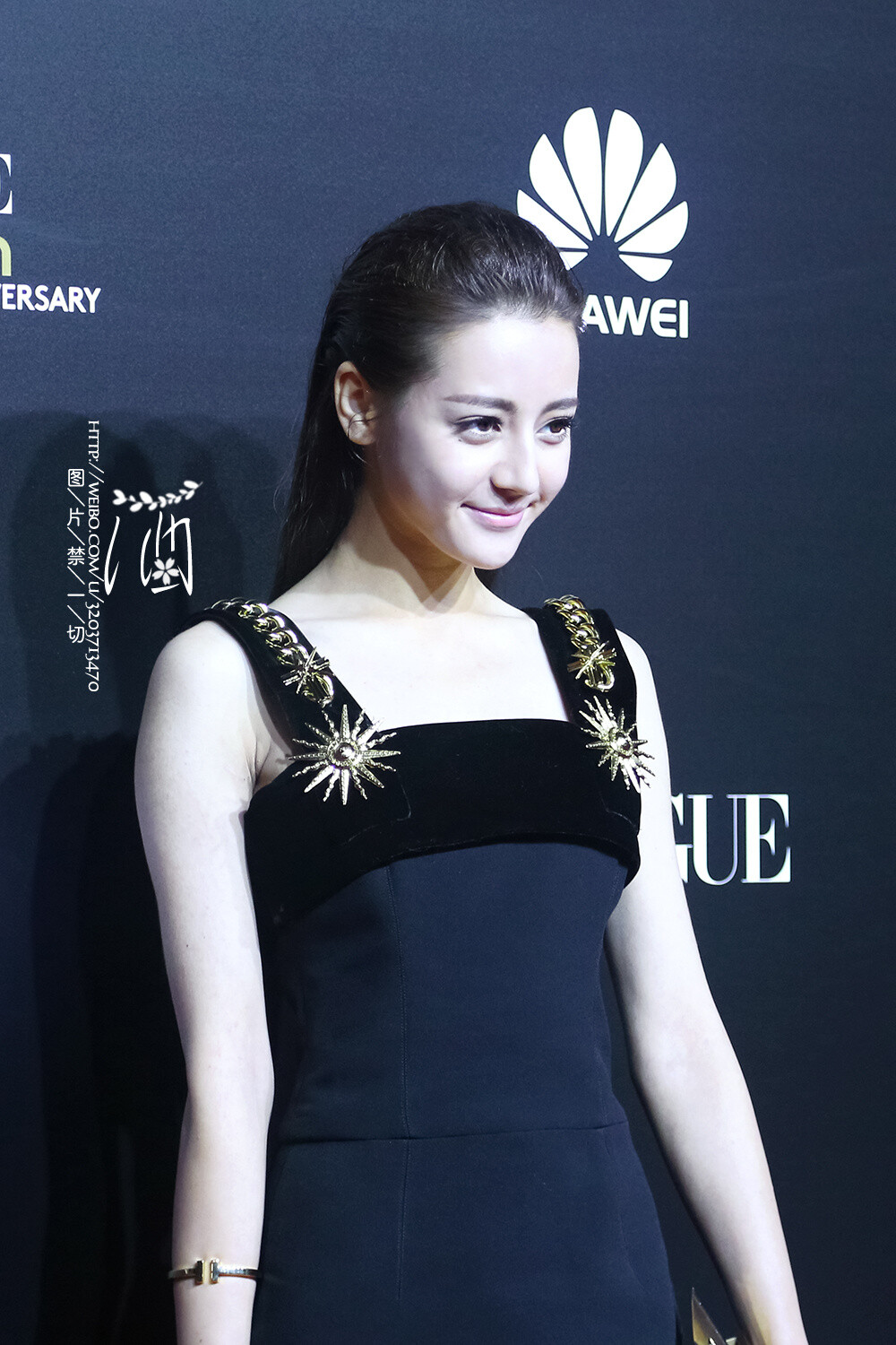 迪丽热巴，1992年06月03日出生于乌鲁木齐，中国内地女演员，维吾尔族，毕业于上海戏剧学院。
