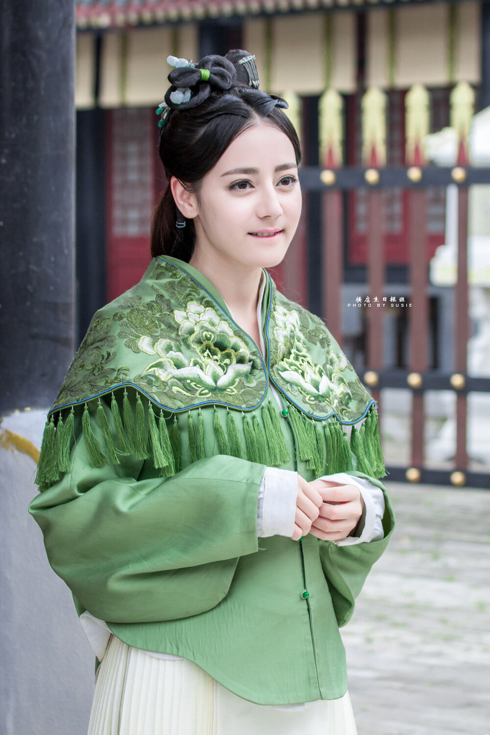 迪丽热巴，1992年06月03日出生于乌鲁木齐，中国内地女演员，维吾尔族，毕业于上海戏剧学院。
