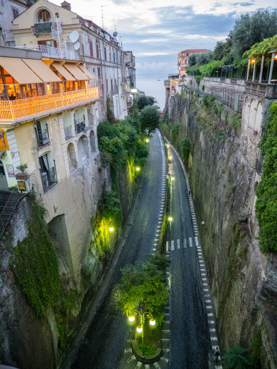 Sorrento, Italy (by Wesley &amp; Brandon Rosenblum)。意大利苏莲托（索伦托），意大利南部城镇，濒那不勒斯湾。苏莲托沿着苏莲托半岛边缘而建，除了港口附近有一小块沙滩外，其余的城市边缘皆在峭壁处，因此这里拥有无敌海景视野，在城市里就可欣赏到地中海旖旎秀美，气势磅礴的美景。著名的Amalfi Drive就是从苏莲托开始的。苏莲托以柠檬著称于世，lemon cello虽在这个地区都有酿造，却以苏莲托出品的最为正宗和著名。除此之外，柠檬被用在几乎任何场合:巧克力，香水，香皂，甜品等等。