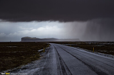 一张照片呈现四种不同的天气状况：雪、太阳、雨、风暴，这种状况只可能出现在冰岛。（摄影：Pascal Mueller）