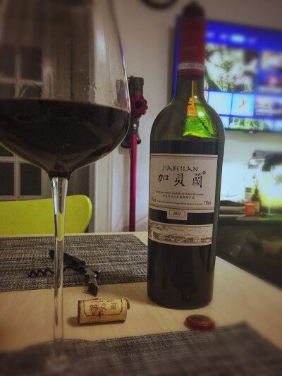 就着妈妈的电话 喝了半瓶家乡酒。温暖～