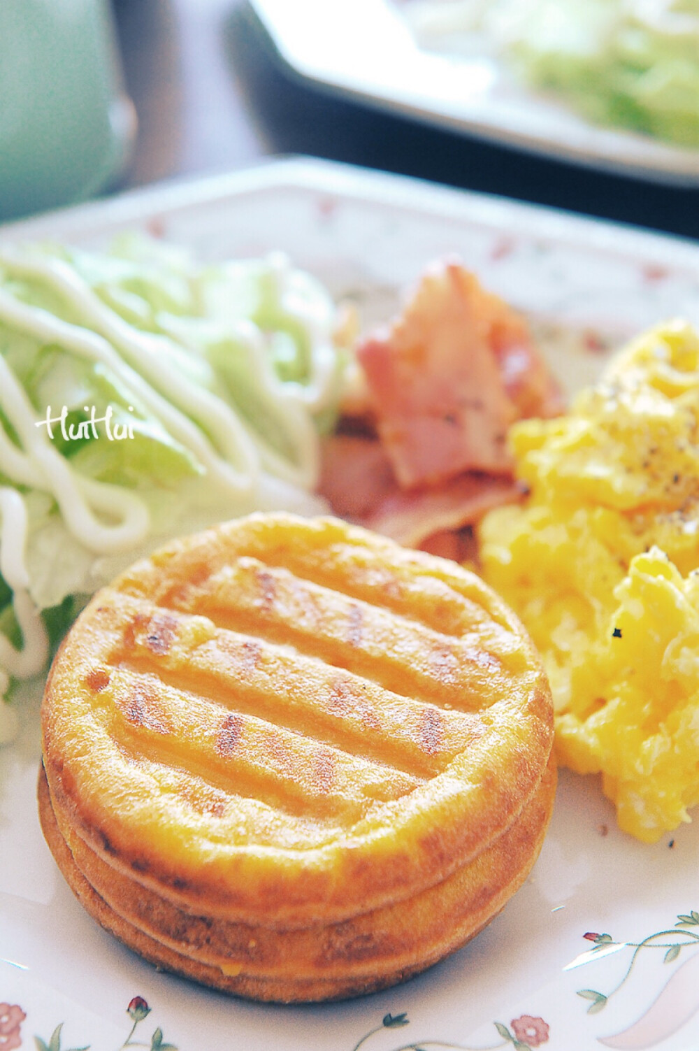 
早安啊，今天早餐：香煎南瓜饼+蔬菜沙拉+煎培根+炒蛋+菠萝+燕麦花生浆。
今天把香煎南瓜饼的食谱给写出来了，公众号回复129查看食谱！
这又是一款用一般平底锅煎不出来的饼，因为普通平底锅没办法连带着饼的四周一起煎，无法做到表面焦脆，所以整体口感就不如早餐锅煎出来的这么好吃了。
其实最主要最主要的还是少油呀，我只在锅内刷了一层油，相比以前咱们吃的那种油炸南瓜饼，这个算是健康太多且热量也低太多，收到锅的宝宝们都动手做起来，食材很简单一点都不难，若是喜欢吃夹心的可以包一点豆沙馅在里面，口感也非常好，我是直接做好沾点白糖，吃到停不下来呢。
来，让我们跟油炸南瓜饼说声再见吧！~
公众号;kitchenwu
