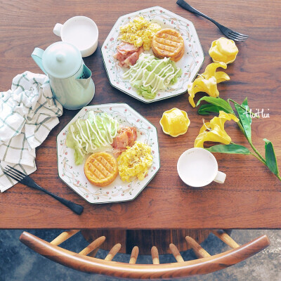 
早安啊，今天早餐：香煎南瓜饼+蔬菜沙拉+煎培根+炒蛋+菠萝+燕麦花生浆。
今天把香煎南瓜饼的食谱给写出来了，公众号回复129查看食谱！
这又是一款用一般平底锅煎不出来的饼，因为普通平底锅没办法连带着饼的四周一…