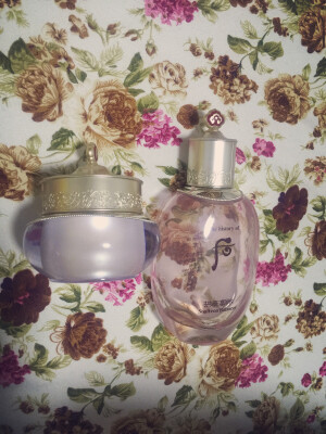 后的水妍系列。乳液瓶子用完扔了 不会再买 用的期间来姨妈时很容易很容易长闭口 每个月都长 可能对我这种混油皮来说 还是太滋润。面霜瓶子留着做泡瓶 水瓶子拿来装胎盘水 好在还有点颜值可以平复一下我心中的愤懑