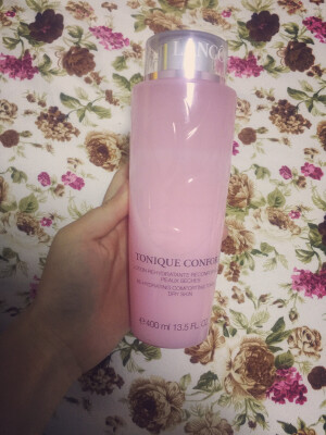 兰蔻粉水。保湿滋润很好 不多说 回购就是了