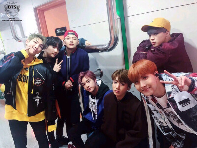 防弹少年团（BTS）、金南俊（Rap Monster）、金硕珍（Jin）、闵玧其（Suga）、郑号锡（J-hope）、朴智旻（Jimin）、金泰亨（V）、田柾国（Jung kook）《Wings》 胖蛋Forever、集体照