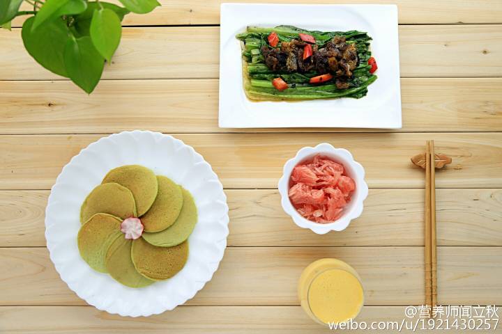 今日早餐:翡翠香蕉松饼、豆豉鲮鱼油麦菜、南瓜奶昔、红心柚子。翡翠香蕉松饼跟之前发的香蕉松饼的教程差不多，只是把牛奶换成了黄瓜汁，颜色很喜人有木有？生活就是这样，要不断的折腾才能永葆新鲜，充满乐趣，不是吗？[跳跳]