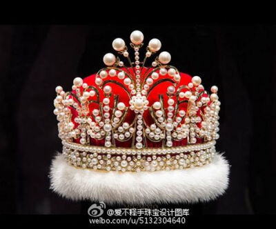 今年「国际小姐」冠军后冠由 MIKIMOTO 打造，以中世纪欧洲流行的帽戴款式设计，运用日本Akoya 珍珠及南洋珠共778颗制成