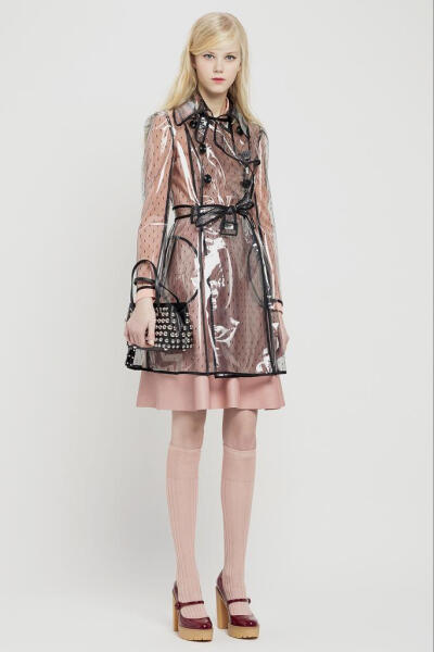 Red Valentino2015早秋系列时尚Lookbook Valentino旗下年轻的副线品牌，REDValentino主打年轻人的品位，此季在延续了优雅浪漫的格调的同时增添更多的甜美，田园，清新，色彩等小格调元素，尽显少女时代纯情怀。田园…