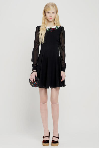 Red Valentino2015早秋系列时尚Lookbook Valentino旗下年轻的副线品牌，REDValentino主打年轻人的品位，此季在延续了优雅浪漫的格调的同时增添更多的甜美，田园，清新，色彩等小格调元素，尽显少女时代纯情怀。田园…