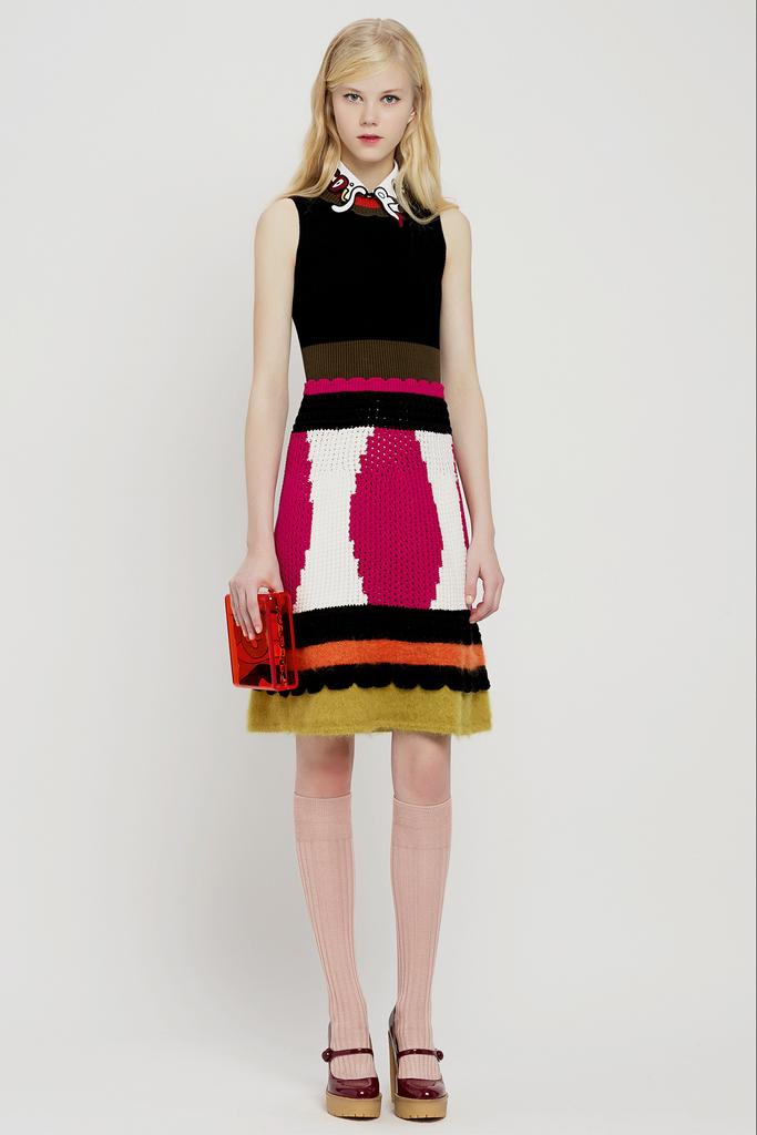 Red Valentino2015早秋系列时尚Lookbook Valentino旗下年轻的副线品牌，REDValentino主打年轻人的品位，此季在延续了优雅浪漫的格调的同时增添更多的甜美，田园，清新，色彩等小格调元素，尽显少女时代纯情怀。田园花卉图案，多色调几何图案拼接组合，刺绣纱织衬衫，长筒袜，红色厚底鞋，整个系列诠释了青春浪漫的小时代，让人回忆和留恋青春的美好时刻～