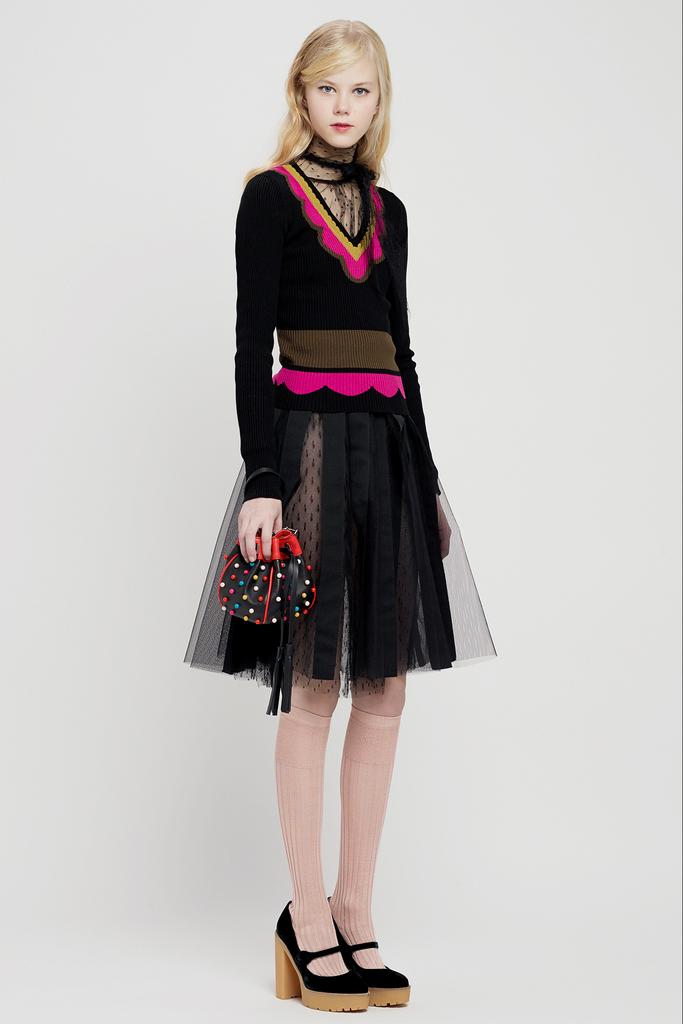 Red Valentino2015早秋系列时尚Lookbook Valentino旗下年轻的副线品牌，REDValentino主打年轻人的品位，此季在延续了优雅浪漫的格调的同时增添更多的甜美，田园，清新，色彩等小格调元素，尽显少女时代纯情怀。田园花卉图案，多色调几何图案拼接组合，刺绣纱织衬衫，长筒袜，红色厚底鞋，整个系列诠释了青春浪漫的小时代，让人回忆和留恋青春的美好时刻～