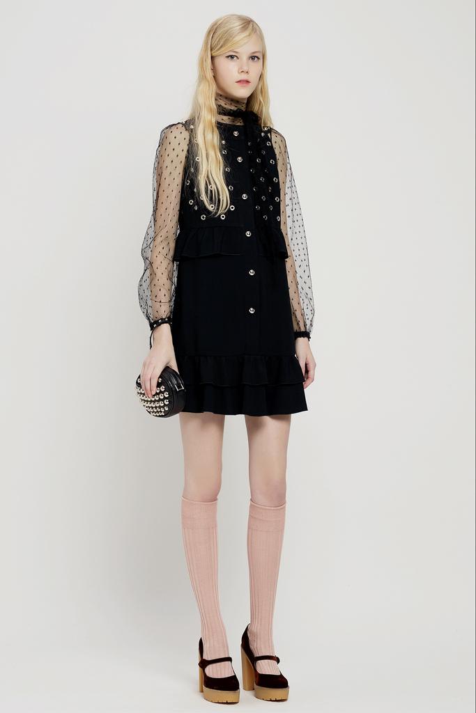 Red Valentino2015早秋系列时尚Lookbook Valentino旗下年轻的副线品牌，REDValentino主打年轻人的品位，此季在延续了优雅浪漫的格调的同时增添更多的甜美，田园，清新，色彩等小格调元素，尽显少女时代纯情怀。田园花卉图案，多色调几何图案拼接组合，刺绣纱织衬衫，长筒袜，红色厚底鞋，整个系列诠释了青春浪漫的小时代，让人回忆和留恋青春的美好时刻～