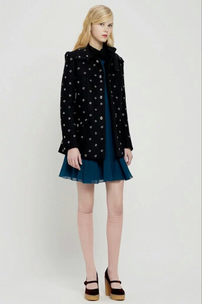 Red Valentino2015早秋系列时尚Lookbook Valentino旗下年轻的副线品牌，REDValentino主打年轻人的品位，此季在延续了优雅浪漫的格调的同时增添更多的甜美，田园，清新，色彩等小格调元素，尽显少女时代纯情怀。田园…