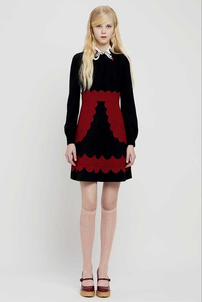 Red Valentino2015早秋系列时尚Lookbook Valentino旗下年轻的副线品牌，REDValentino主打年轻人的品位，此季在延续了优雅浪漫的格调的同时增添更多的甜美，田园，清新，色彩等小格调元素，尽显少女时代纯情怀。田园花卉图案，多色调几何图案拼接组合，刺绣纱织衬衫，长筒袜，红色厚底鞋，整个系列诠释了青春浪漫的小时代，让人回忆和留恋青春的美好时刻～