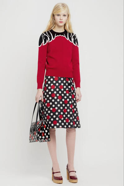 Red Valentino2015早秋系列时尚Lookbook Valentino旗下年轻的副线品牌，REDValentino主打年轻人的品位，此季在延续了优雅浪漫的格调的同时增添更多的甜美，田园，清新，色彩等小格调元素，尽显少女时代纯情怀。田园…