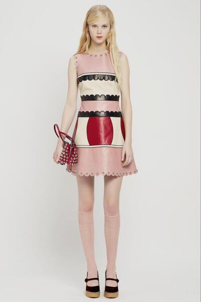 Red Valentino2015早秋系列时尚Lookbook Valentino旗下年轻的副线品牌，REDValentino主打年轻人的品位，此季在延续了优雅浪漫的格调的同时增添更多的甜美，田园，清新，色彩等小格调元素，尽显少女时代纯情怀。田园…