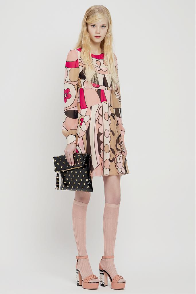 Red Valentino2015早秋系列时尚Lookbook Valentino旗下年轻的副线品牌，REDValentino主打年轻人的品位，此季在延续了优雅浪漫的格调的同时增添更多的甜美，田园，清新，色彩等小格调元素，尽显少女时代纯情怀。田园花卉图案，多色调几何图案拼接组合，刺绣纱织衬衫，长筒袜，红色厚底鞋，整个系列诠释了青春浪漫的小时代，让人回忆和留恋青春的美好时刻～