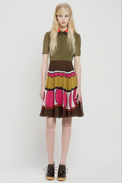 Red Valentino2015早秋系列时尚Lookbook Valentino旗下年轻的副线品牌，REDValentino主打年轻人的品位，此季在延续了优雅浪漫的格调的同时增添更多的甜美，田园，清新，色彩等小格调元素，尽显少女时代纯情怀。田园…