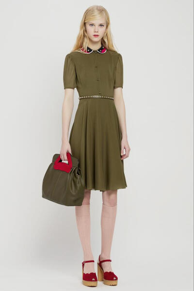 Red Valentino2015早秋系列时尚Lookbook Valentino旗下年轻的副线品牌，REDValentino主打年轻人的品位，此季在延续了优雅浪漫的格调的同时增添更多的甜美，田园，清新，色彩等小格调元素，尽显少女时代纯情怀。田园…