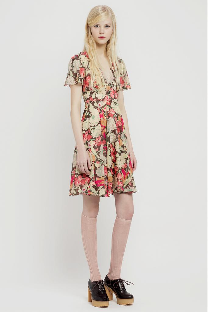 Red Valentino2015早秋系列时尚Lookbook Valentino旗下年轻的副线品牌，REDValentino主打年轻人的品位，此季在延续了优雅浪漫的格调的同时增添更多的甜美，田园，清新，色彩等小格调元素，尽显少女时代纯情怀。田园花卉图案，多色调几何图案拼接组合，刺绣纱织衬衫，长筒袜，红色厚底鞋，整个系列诠释了青春浪漫的小时代，让人回忆和留恋青春的美好时刻～