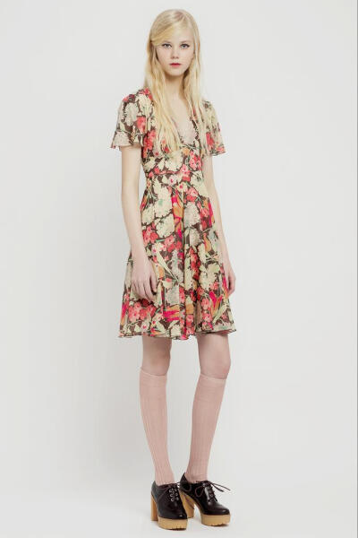 Red Valentino2015早秋系列时尚Lookbook Valentino旗下年轻的副线品牌，REDValentino主打年轻人的品位，此季在延续了优雅浪漫的格调的同时增添更多的甜美，田园，清新，色彩等小格调元素，尽显少女时代纯情怀。田园…