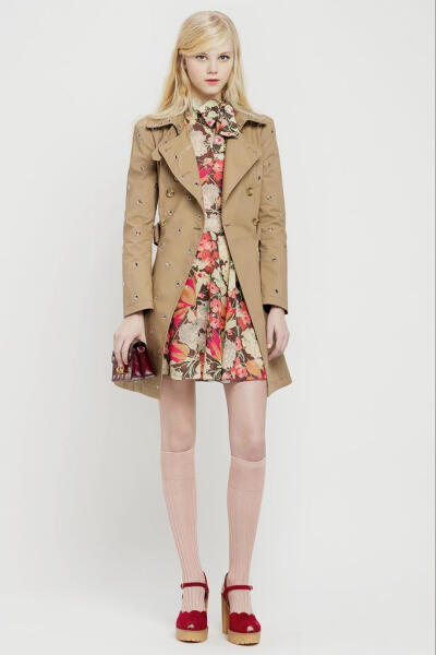 Red Valentino2015早秋系列时尚Lookbook Valentino旗下年轻的副线品牌，REDValentino主打年轻人的品位，此季在延续了优雅浪漫的格调的同时增添更多的甜美，田园，清新，色彩等小格调元素，尽显少女时代纯情怀。田园…