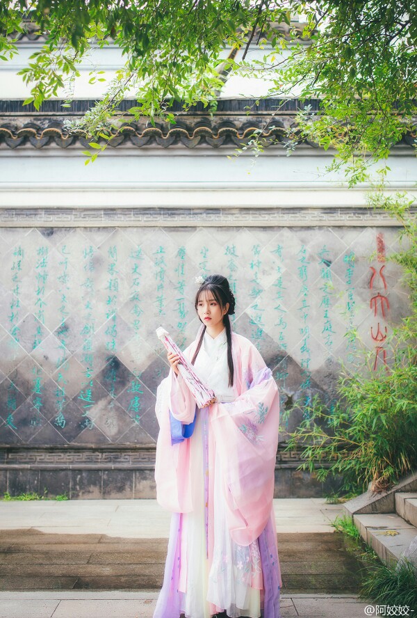 
情之为伤，苦了多少人，煞了多少忆，情之为悲，冷了多少清，落了多少思，纵使飞蛾扑火却依然义无反顾，只观情，伤人伤己，却是一生无法割断，落一笔长相思，挥洒多少痴情泪，饮一杯浊酒，品了多少世间情！如你是我的莲花，那么今生让我为你守一世长情。 