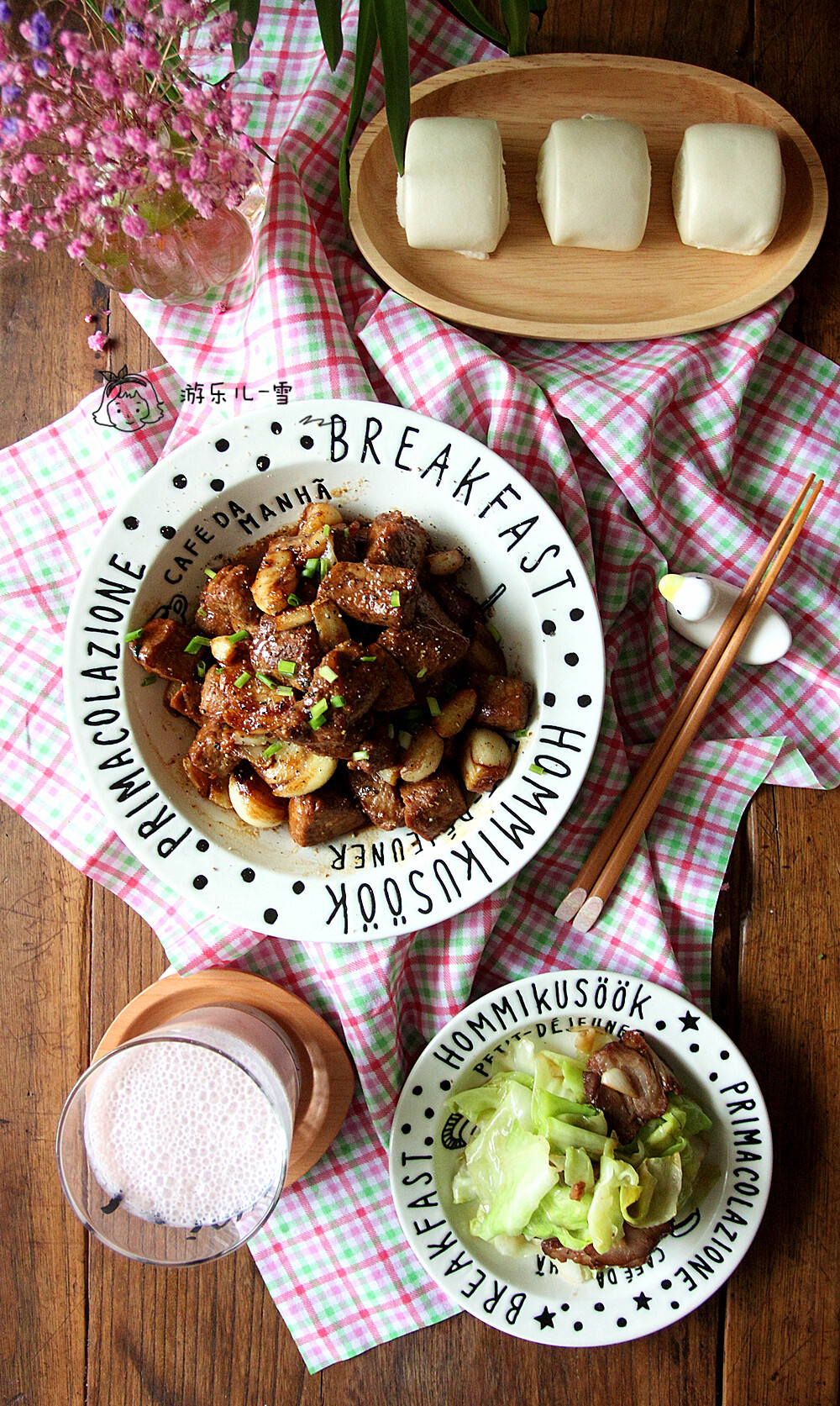 周四早餐：蒜香牛肉粒+炝炒圆白菜+奶香小馒头+莓果牛奶。
不知道吃什么，就翻冰箱，发现一块牛肉，就它啦，化好，拌上料腌制一夜，早上加入多多的蒜炒出来，配上阴雨天真是完美！
圆白菜喜欢炝炒，里面加点肉，有点干锅的感觉。
牛奶加入剩下的树莓和蓝莓打匀，喝着淡淡果香味。