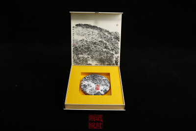 中国风普洱茶包装设计 焦墨画作品 雨林古茶坊包装设计 新道设计作品 古树茶包装设计 印章 礼盒包装设计 棉纸包装设计