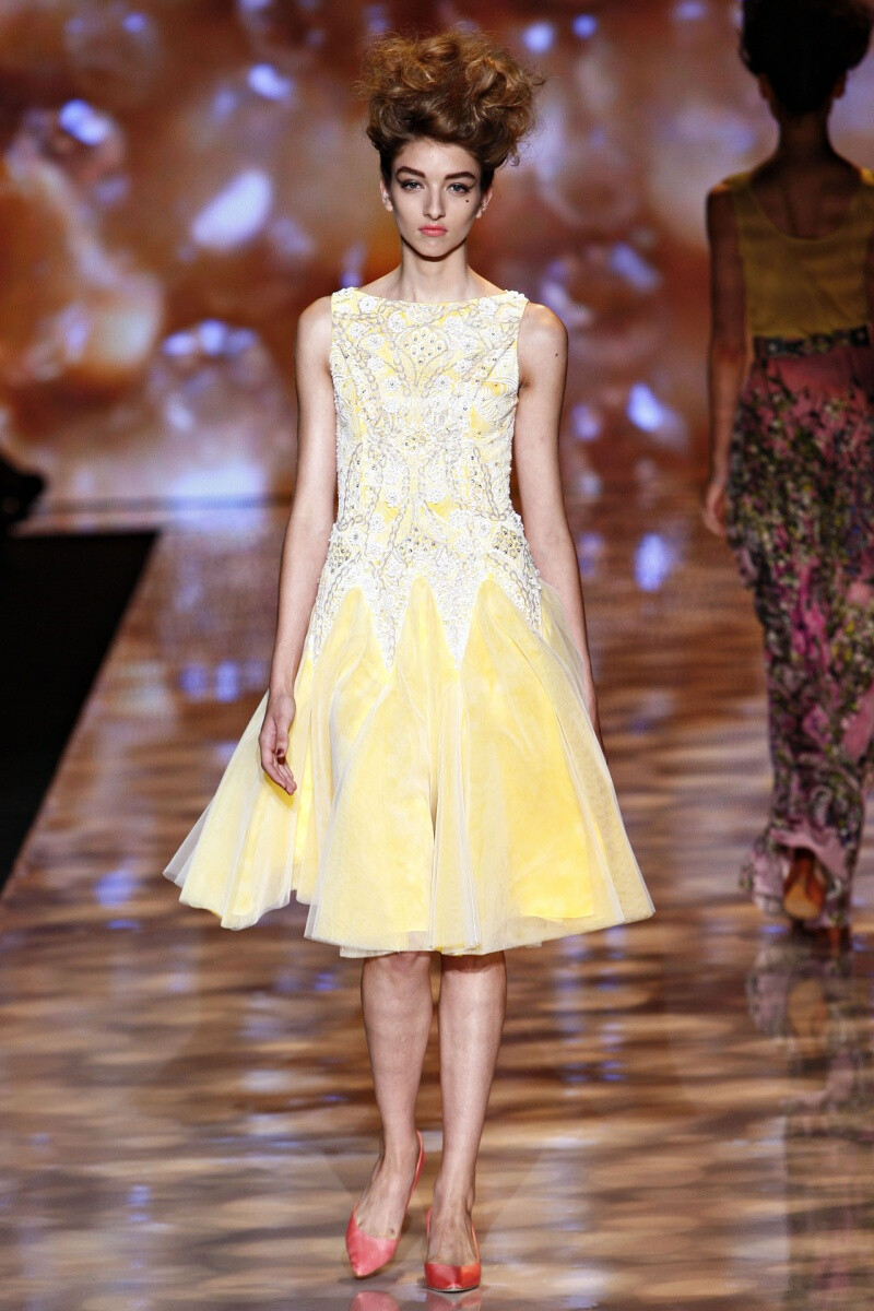 Badgley Mischka 2012 春夏高级成衣 在开秀的前几天，Mark Badyley和James Mischka表示他们要将剪裁做得锐利，以便时装能拥有更富结构感的轮廓。亚麻，山东绸，以及锦缎这些较重的材料被选出担此重任。尽管T台上也同时出现了套头衫和雪纺绸，相比而言，会摩擦出沙沙声的轻质材料明显变少了，但蝴蝶结却增加了，以至于整场时装秀，它们无处不在～