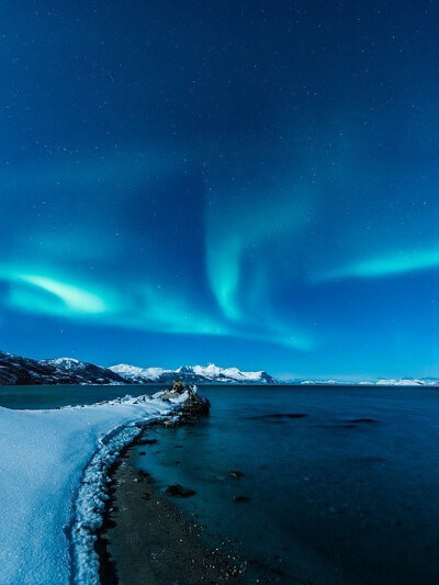 【摄影：华丽的极光】极光（Polar light，aurora）是由于太阳带电粒子（太阳风）进入地球磁场，在地球南北两极附近地区的高空，夜间出现的灿烂美丽的光辉。在南极称为南极光，在北极称为北极光。 极光多种多样，五…