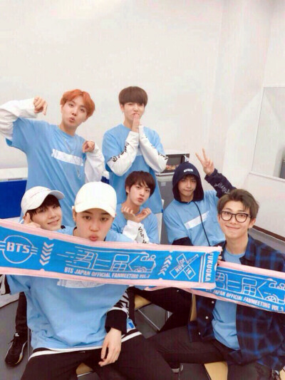 防弹少年团（BTS）、金南俊（Rap Monster）、金硕珍（Jin）、闵玧其（Suga）、郑号锡（J-hope）、朴智旻（Jimin）、金泰亨（V）、田柾国（Jung kook）《Wings》 胖蛋Forever、集体照