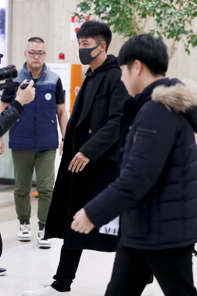 20161111黄景瑜上海飞首尔 金浦机场到达