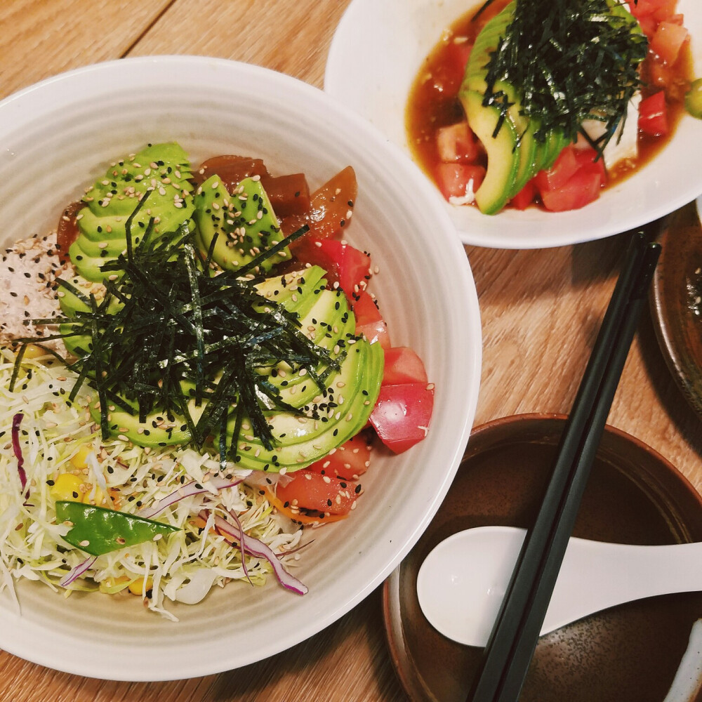 <金枪鱼牛油果拌饭>简餐